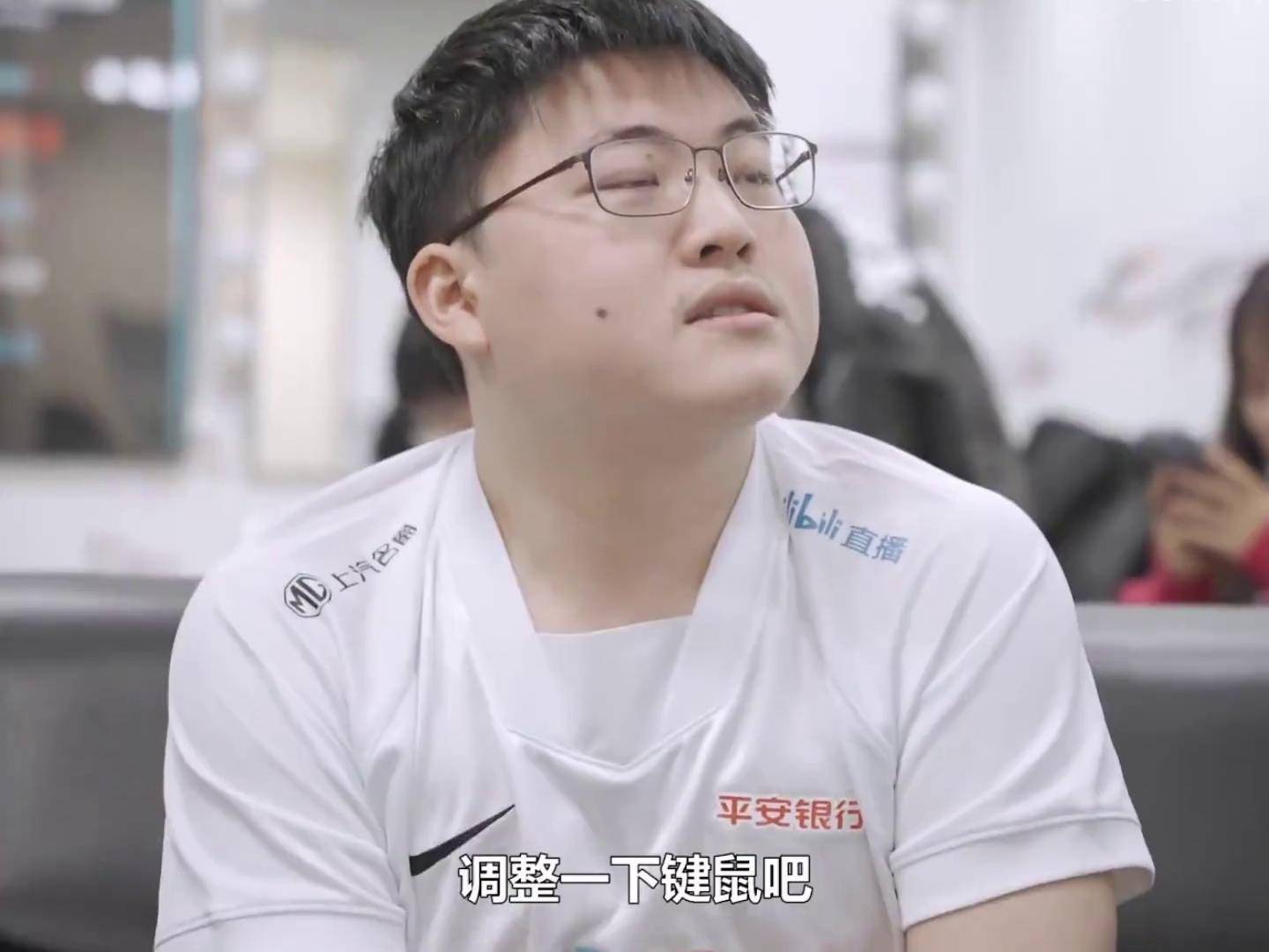 Uzi在TL比赛中关键助攻，战术调整引发热议！的简单介绍