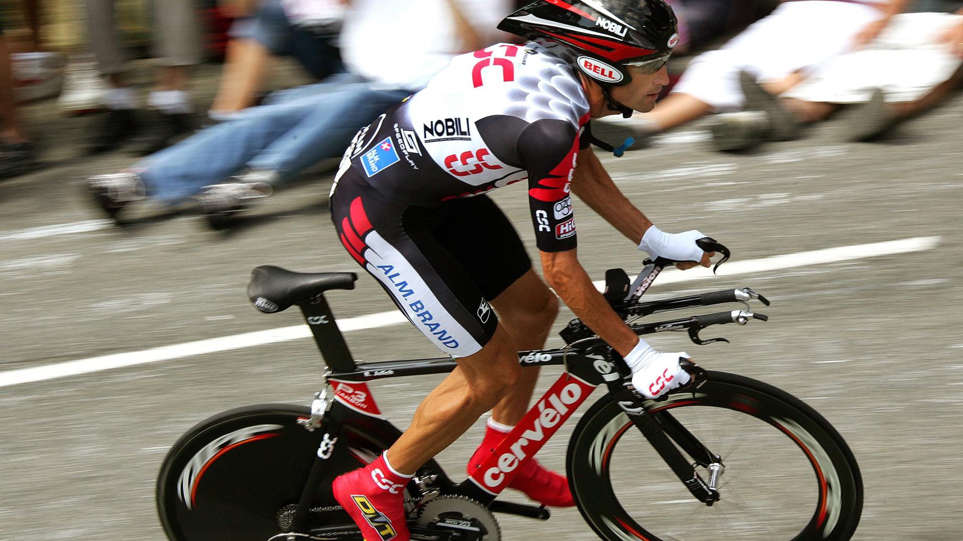 F1赛车赛场焦点！意大利队对阵巴西队，激战正酣，豪门对决再度上演