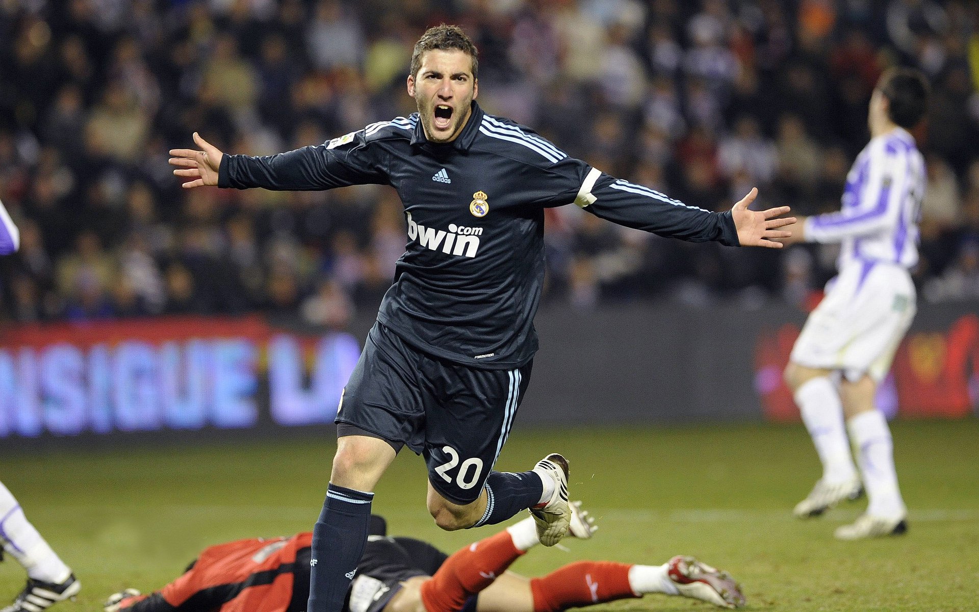 字母哥回归赛场，关键助攻首场状态亮眼，G2观众沸腾！